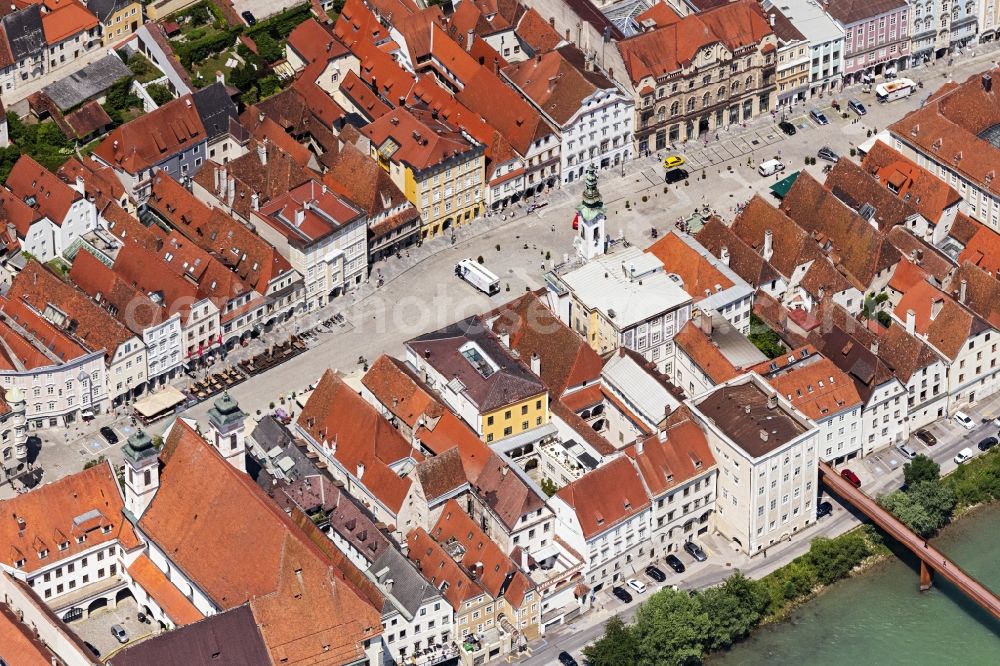 Steyr from the bird's eye view: Old Town area and city center on Stadtplatz with dem gotischen Bummerlhaus aus dem 13. Jahrhundert in Steyr in Oberoesterreich, Austria