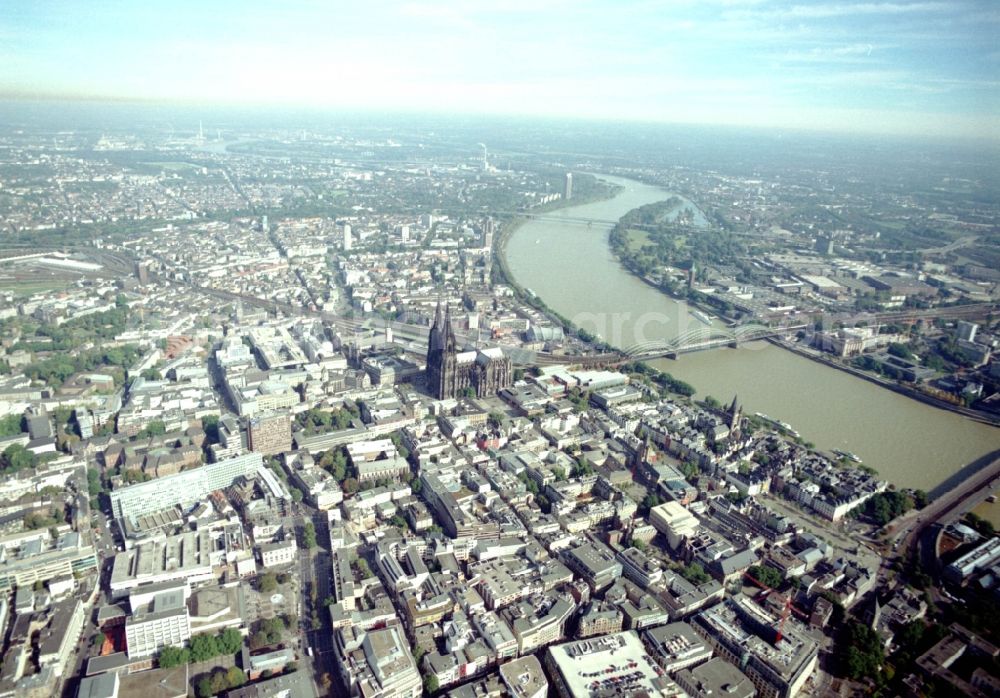 Aerial photograph Köln - Old Town area and city center on the banks of the Rhine in Cologne in the state North Rhine-Westphalia, Germany