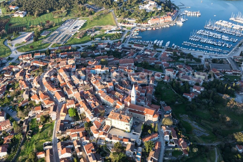Vrsar from the bird's eye view: Old Town area and city center in Vrsar in Istirien - Istarska zupanija, Croatia
