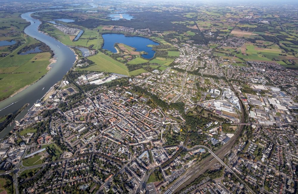 Aerial photograph Wesel - Old Town area and city center on the banks of the Rhine in Wesel at Ruhrgebiet in the state North Rhine-Westphalia, Germany