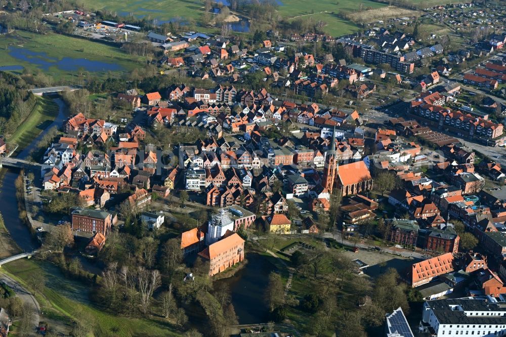 Winsen (Luhe) from the bird's eye view: Old Town area and city center in Winsen (Luhe) in the state Lower Saxony, Germany
