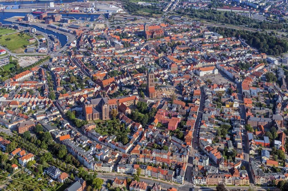 Aerial photograph Wismar - Old Town area and city center in Wismar in the state Mecklenburg - Western Pomerania
