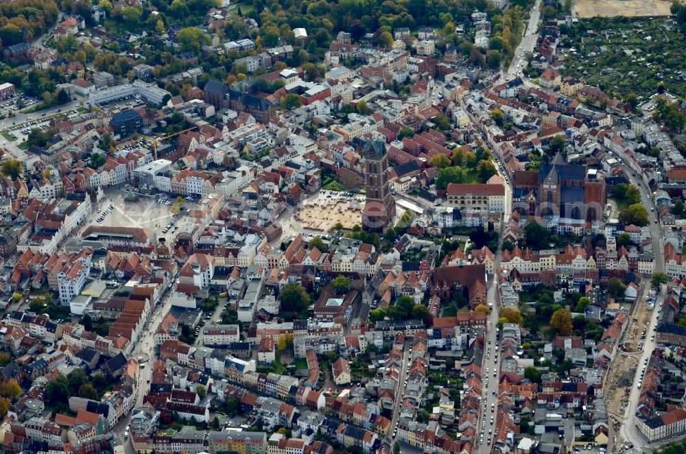 Aerial photograph Wismar - Old Town area and city center in Wismar in the state Mecklenburg - Western Pomerania, Germany