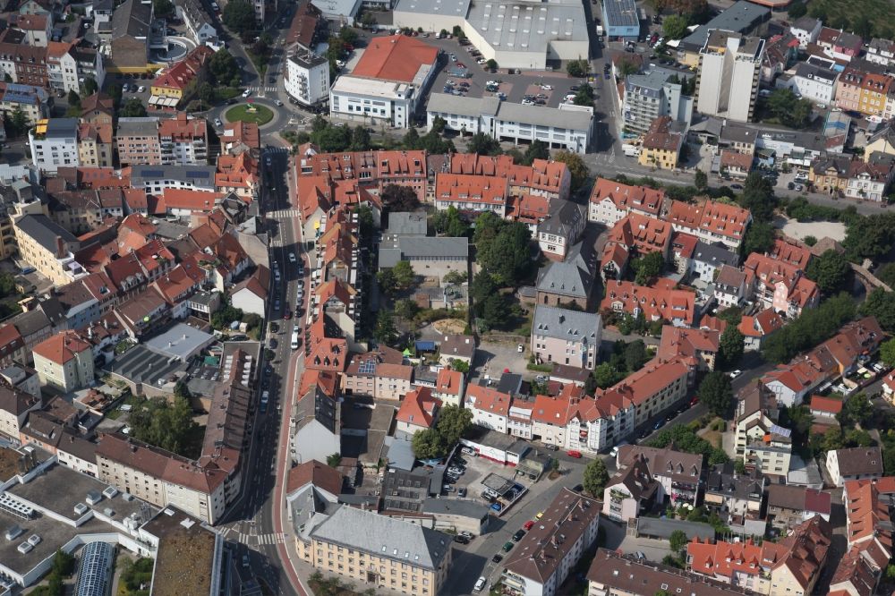 Worms from the bird's eye view: Old Town area and city center in Worms in the state Rhineland-Palatinate, Germany. In it the Judengasse, the historical Jewish quarter with synagogue, Jewish museum, Jewish ritual bath Mique, Raschihaus and synagogue garden