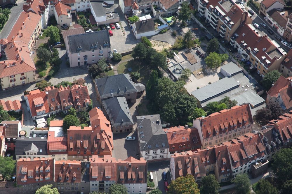 Worms from the bird's eye view: Old Town area and city center in Worms in the state Rhineland-Palatinate, Germany. In it the Judengasse, the historical Jewish quarter with synagogue, Jewish museum, Jewish ritual bath Mique, Raschihaus and synagogue garden