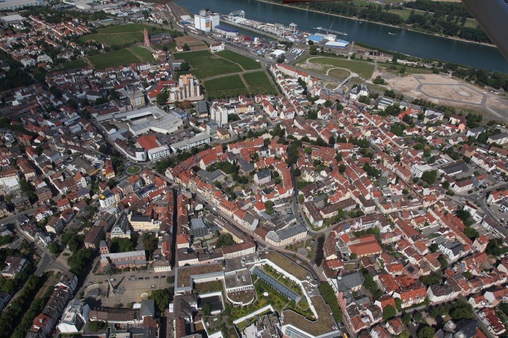 Aerial image Worms - Old Town area and city center in Worms in the state Rhineland-Palatinate, Germany. In it the Judengasse, the historical Jewish quarter with synagogue, Jewish museum, Jewish ritual bath Mique, Raschihaus and synagogue garden