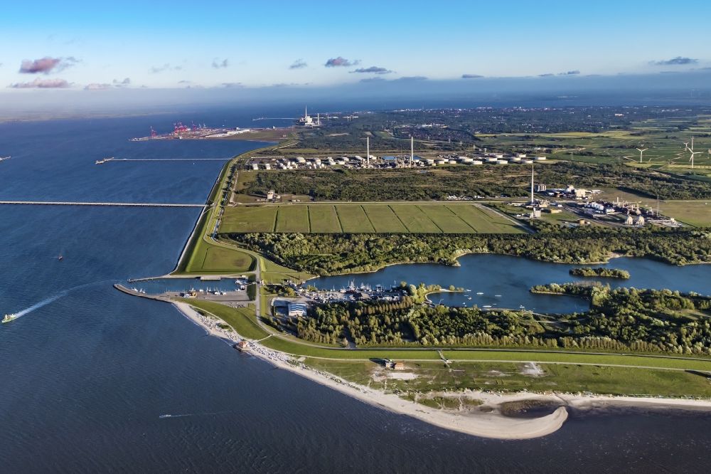 Wangerland from the bird's eye view: Hooksiel on the banks of the North Sea and the Hooksieler Binnentief waterway in Wangerland in the state Lower Saxony, Germany