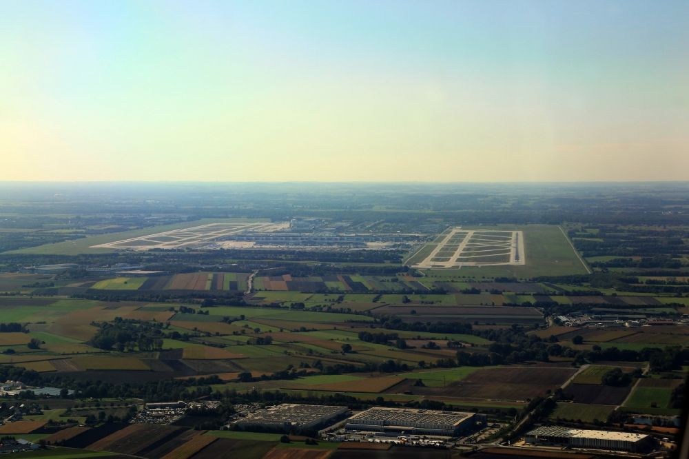 Aerial image München - Runway with taxiways, hangars and terminals on the grounds of the airport in Muenchen in the state Bavaria. View of the pilots in the approach to runway 08L 