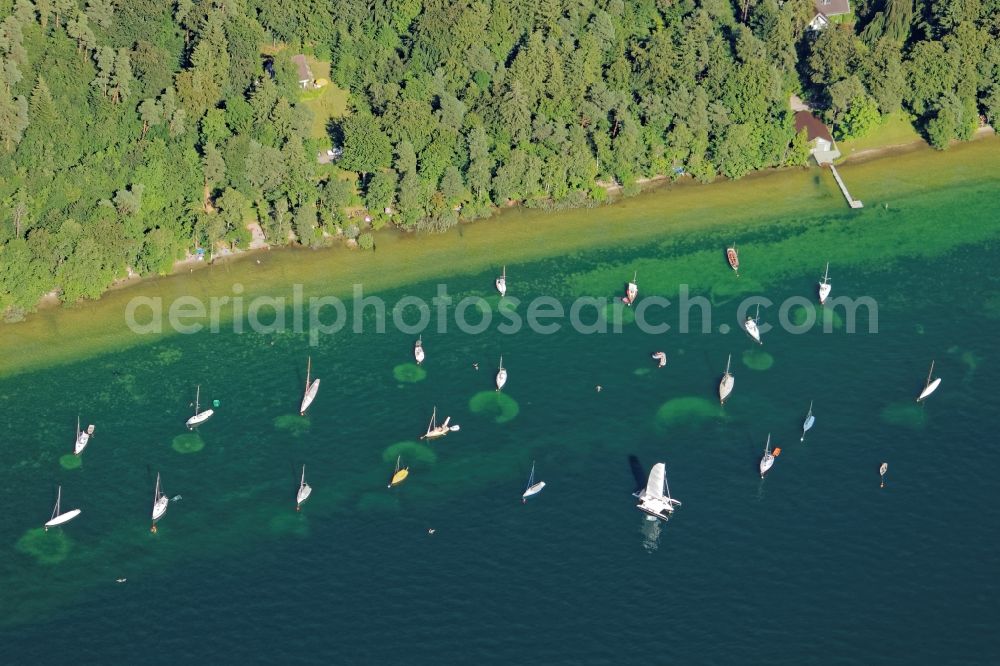 Aerial image Münsing - Anchored sailboats on the eastern shore of Lake Starnberg near Muensing in the state Bavaria. The anchor chains produce bright circular patterns on the lake floor