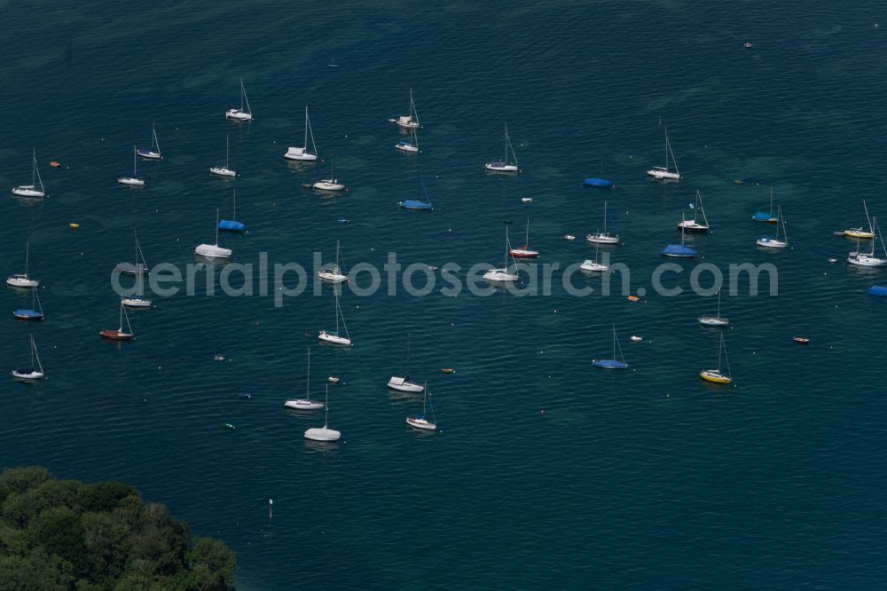 Immenstaad am Bodensee from the bird's eye view: Anchored sailing boats in front of the Vogelinsel in Immenstaad on Lake Constance in the state Baden-Wuerttemberg, Germany. The anchor chains create bright circular patterns on the seabed in the Schwojekreis