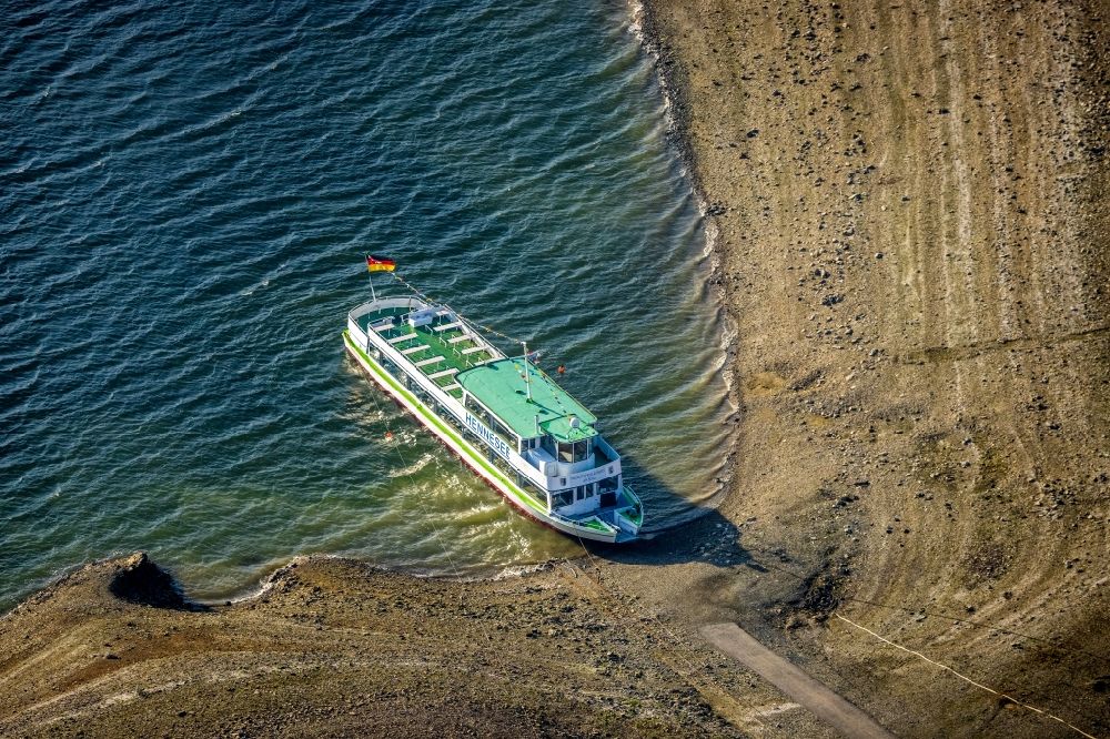 Aerial image Meschede - Anchored and moored ferry in the harbor des Welcome Hotel Meschede/Hennesee Am Hennesee in Meschede at Sauerland in the state North Rhine-Westphalia, Germany