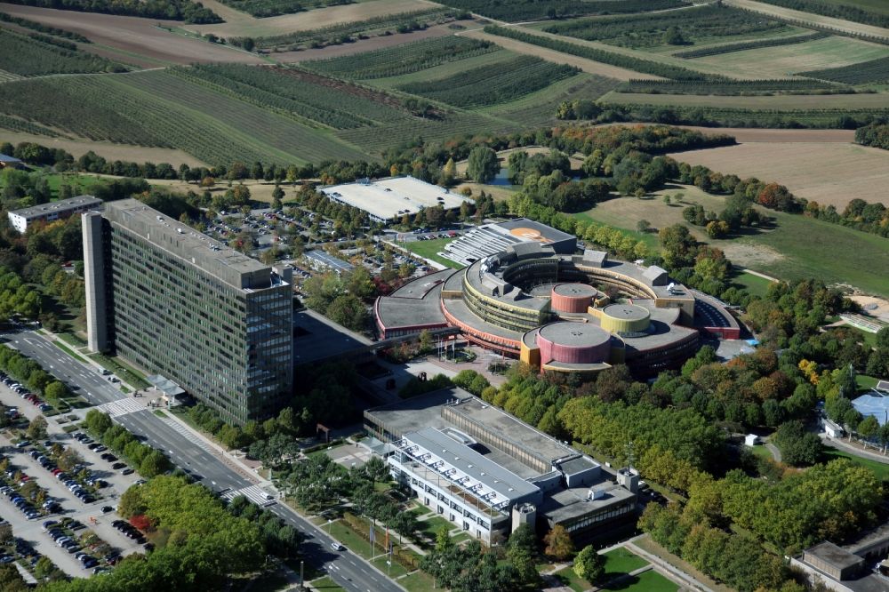 Aerial image Mainz - The facilities of the ZDF (Zweites Deutsches Fernsehen - Second German Television) in the Lerchenberg part of Mainz in the state of Rhineland-Palatinate. The compound includes the administration offices as well as the broadcasting center and the TV garden. The public broadcasting corporation has its headquarters in the county capital since 1964