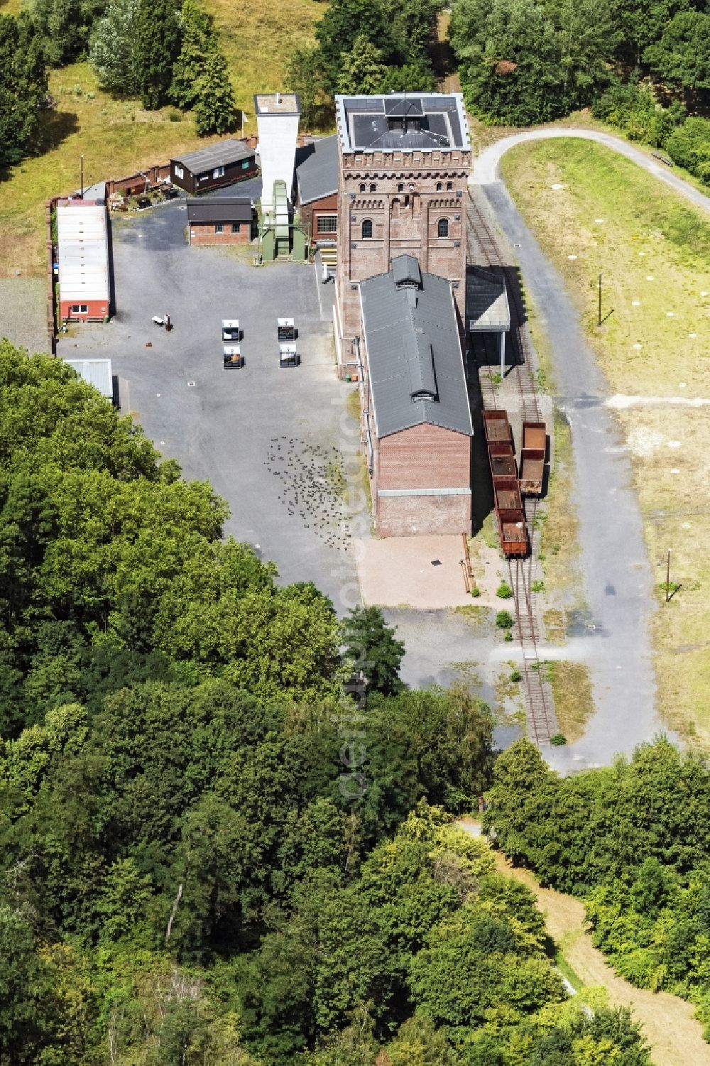 Aerial photograph Bochum - Industrial monument of the technical plants and production halls of the premises of LWL-Industriemuseum Zeche Hannover on Guennigfelder Strasse in the district Hordel in Bochum in the state North Rhine-Westphalia, Germany