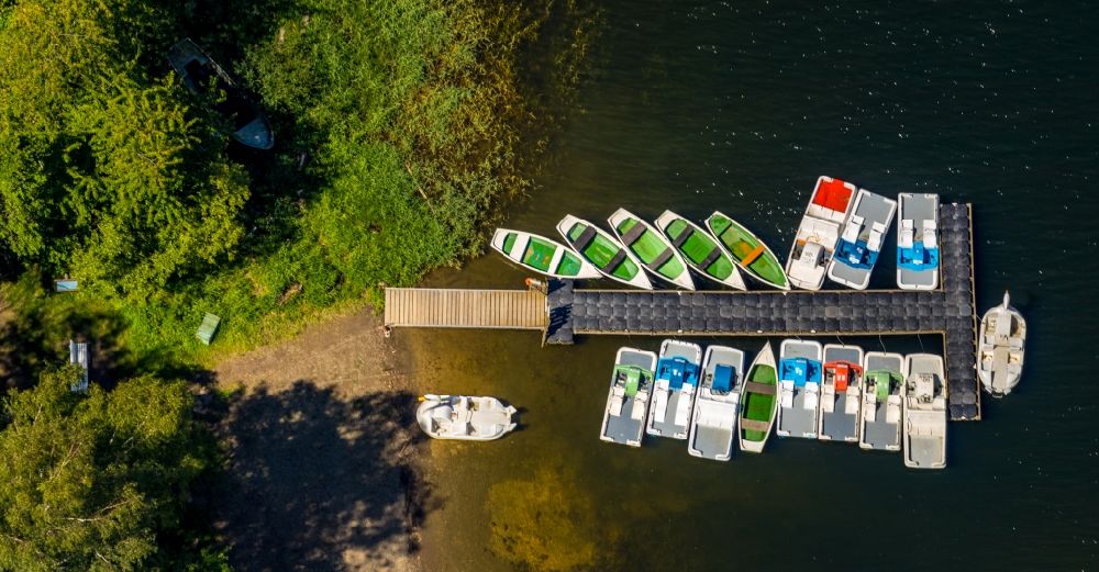 Asel Süd from the bird's eye view: Boat berths and moorings on the shore area of Eder in Asel Sued in the state Hesse, Germany