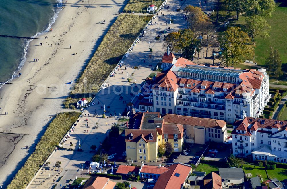 Aerial photograph Ostseebad Kühlungsborn - Apartment condominium Meeresblick on street Ostseeallee - Unter den Kolonnaden in Ostseebad Kuehlungsborn in the state Mecklenburg - Western Pomerania, Germany
