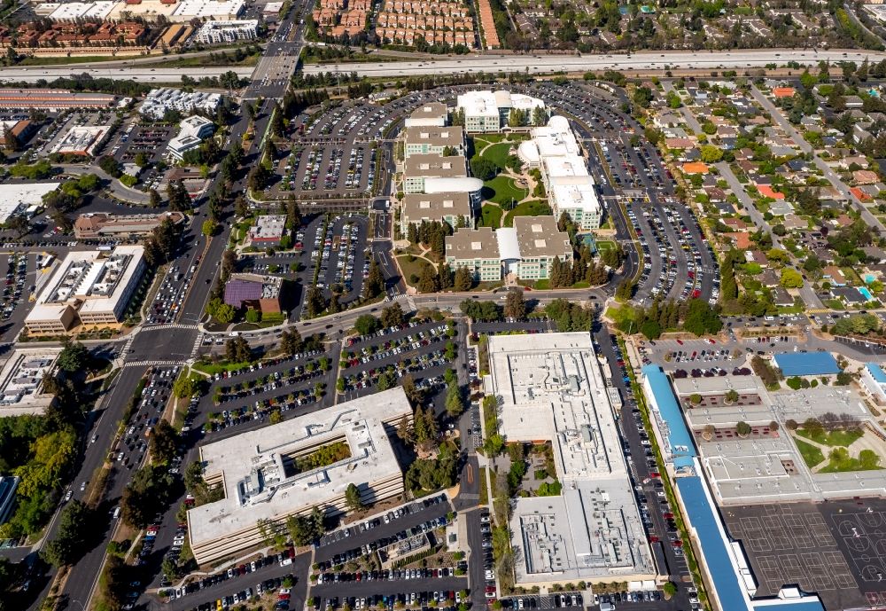 Cupertino from the bird's eye view: Administration building of the company Apple Inc Campus am Infinite Loop in Cupertino Fereral State California in USA
