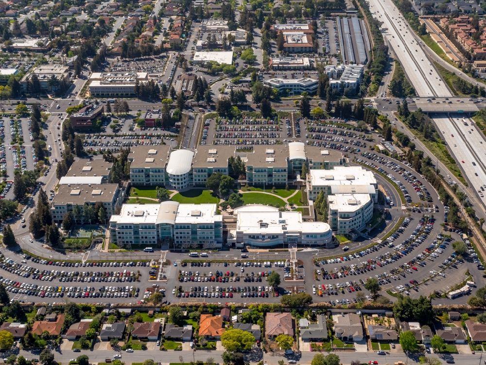Cupertino from above - Administration building of the company Apple Inc Campus am Infinite Loop in Cupertino Fereral State California in USA
