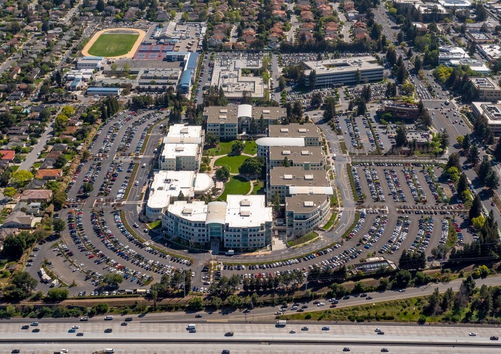 Cupertino from above - Administration building of the company Apple Inc Campus am Infinite Loop in Cupertino Fereral State California in USA