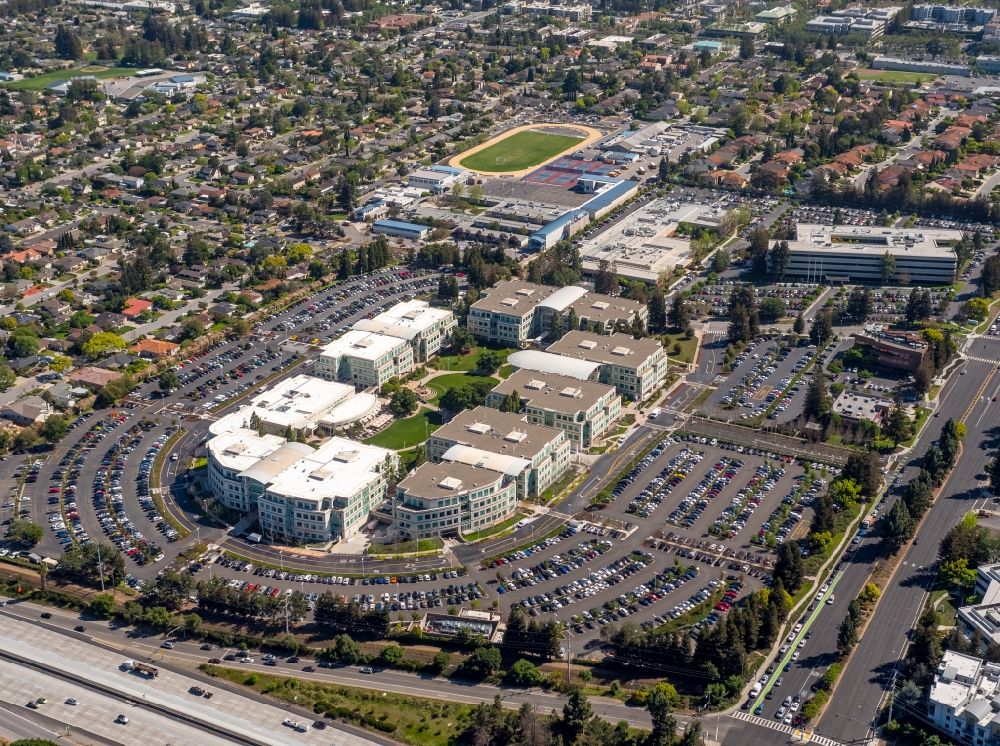 Cupertino from the bird's eye view: Administration building of the company Apple Inc Campus am Infinite Loop in Cupertino Fereral State California in USA