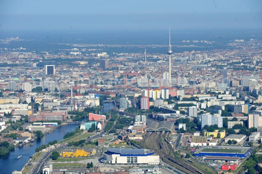 Aerial image Berlin - Area on the River Spree for Anschutz area at the O2 Arena in the Friedrichshain district of Berlin