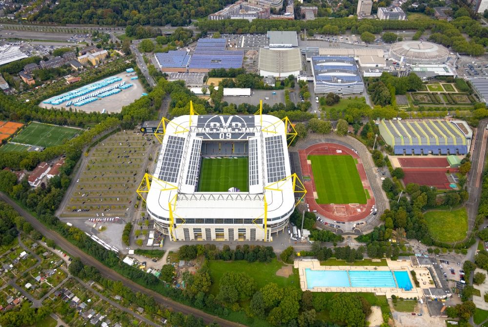 Aerial photograph Dortmund - Bundesliga stadium and sports facility grounds of the arena of BVB - Stadium Signal Iduna Park of the Bundesliga in Dortmund at Ruhrgebiet in the state of North Rhine-Westphalia