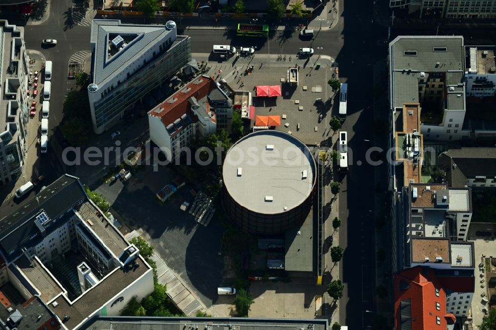 Aerial photograph Berlin - View at the construction site of the new building Asisi-Panometer at the Friedrichstrasse in the district Mitte in Berlin. The Panometer is a project of the artist Yadegar Asisi and shows a panoramic view through an compressed artistic look at his panoramic image The Wall about the divided Berlin during the Cold War
