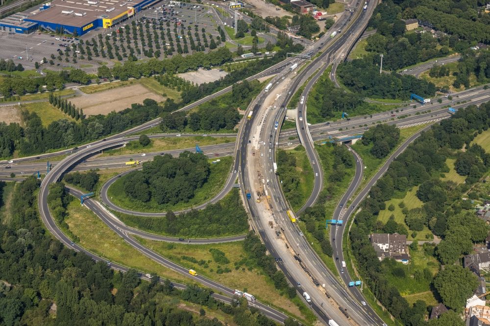 Duisburg from the bird's eye view: Motorway construction site to renew the asphalt surface on the route at the motorway junction of BAB A42 A59 Kreuz Duisburg-Nord in the district Obermeiderich in Duisburg at Ruhrgebiet in the state North Rhine-Westphalia, Germany