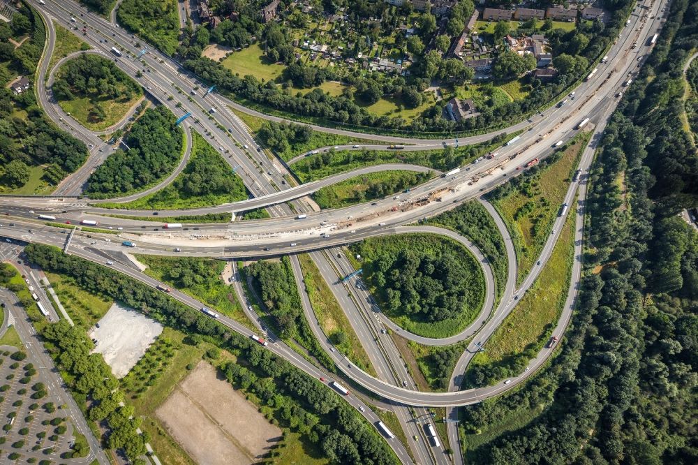 Aerial photograph Duisburg - Motorway construction site to renew the asphalt surface on the route at the motorway junction of BAB A42 A59 Kreuz Duisburg-Nord in the district Obermeiderich in Duisburg at Ruhrgebiet in the state North Rhine-Westphalia, Germany