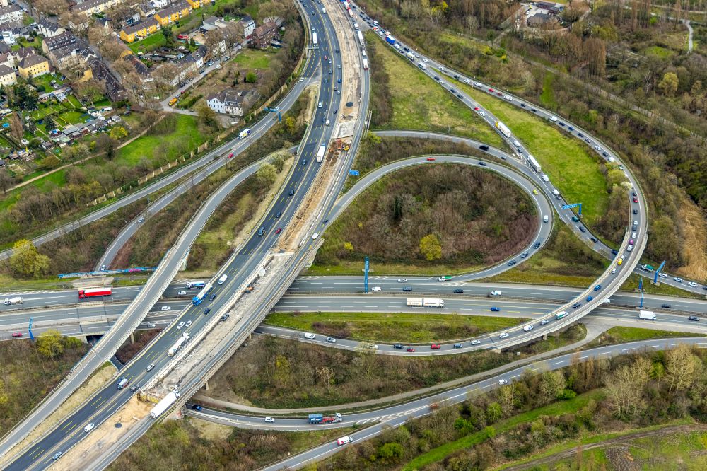 Aerial photograph Duisburg - Motorway construction site to renew the asphalt surface on the route at the motorway junction of BAB A42 A59 Kreuz Duisburg-Nord in the district Obermeiderich in Duisburg at Ruhrgebiet in the state North Rhine-Westphalia, Germany