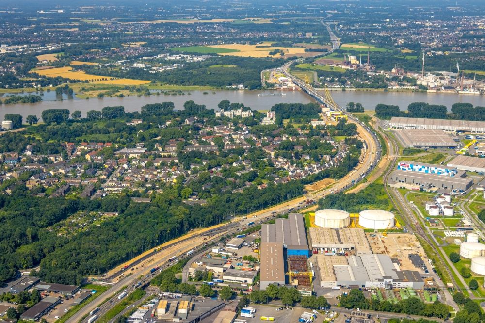 Aerial image Duisburg - Motorway construction site to renew the asphalt surface on the route of BAB A40 in the district Kasslerfeld in Duisburg at Ruhrgebiet in the state North Rhine-Westphalia, Germany