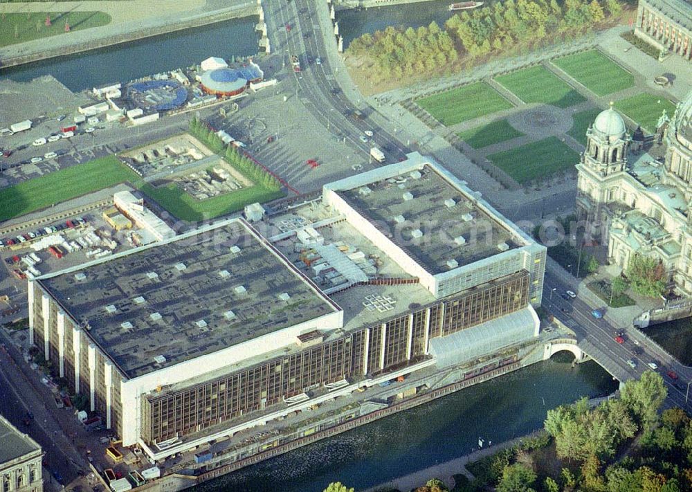 Aerial image Berlin - Aspestsanierungsarbeiten am Palast der Republik am Schloßplatz in Berlin-Mitte.