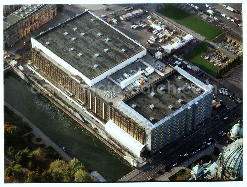 Aerial photograph Berlin - Aspestsanierungsarbeiten am Palast der Republik am Schloßplatz in Berlin-Mitte.