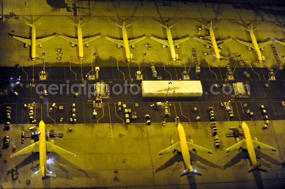 Aerial photograph at night Schkeuditz - Night lighting check-in buildings and cargo terminals on the grounds of the airport on DHL Hub in Schkeuditz in the state Saxony, Germany