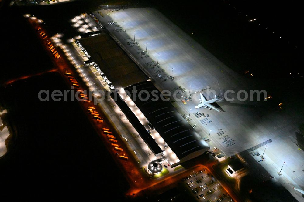 Schkeuditz at night from the bird perspective: Night lighting check-in buildings and cargo terminals on the grounds of the airport World-Cargo-Center Leipzig on street Hans-Wittwer-Strasse in the district Doelzig in Schkeuditz in the state Saxony, Germany