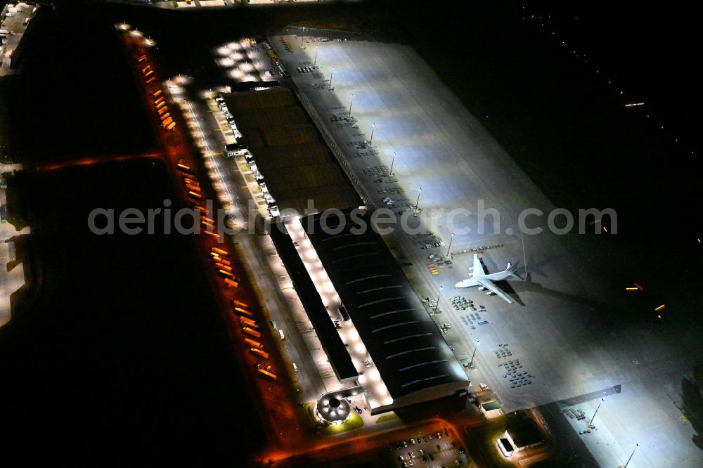Aerial photograph at night Schkeuditz - Night lighting check-in buildings and cargo terminals on the grounds of the airport World-Cargo-Center Leipzig on street Hans-Wittwer-Strasse in the district Doelzig in Schkeuditz in the state Saxony, Germany