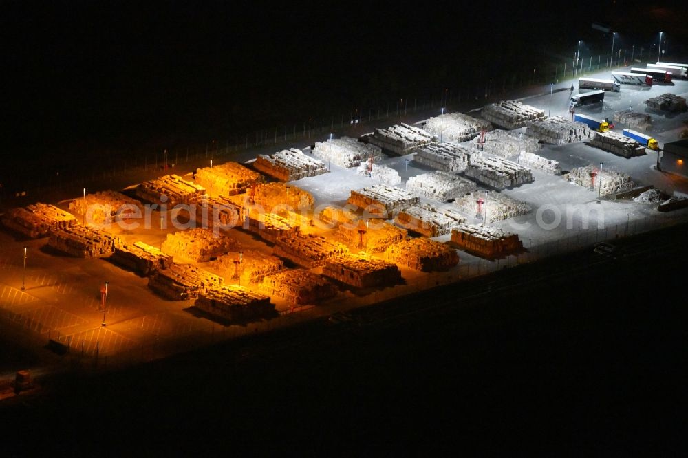 Eisenhüttenstadt at night from the bird perspective: Night lighting View at Waste paper stacks on the plant grounds of the factory for corrugated base paper Propapier plant PM2 GmbH in Eisenhuettenstadt in Brandenburg