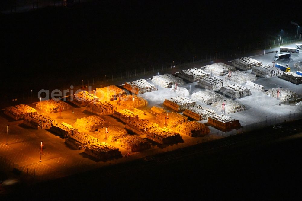 Aerial photograph at night Eisenhüttenstadt - Night lighting View at Waste paper stacks on the plant grounds of the factory for corrugated base paper Propapier plant PM2 GmbH in Eisenhuettenstadt in Brandenburg