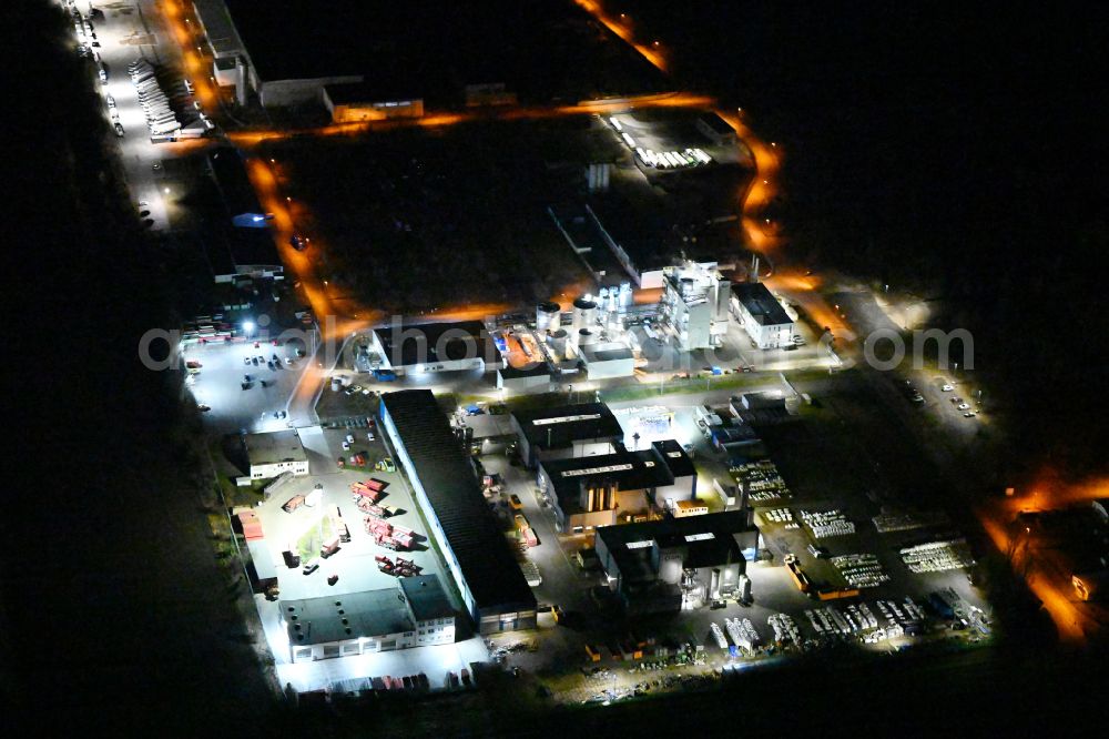 Aerial photograph at night Merseburg - Night lighting industrial estate and company settlement on street Beunaer Strasse in Merseburg in the state Saxony-Anhalt, Germany