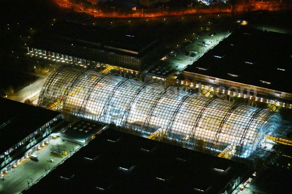 Aerial photograph at night Leipzig - Night lighting Exhibition grounds and exhibition halls of the LMI - Leipziger Messe International GmbH on Messe-Allee in the district Nord in Leipzig in the state Saxony, Germany