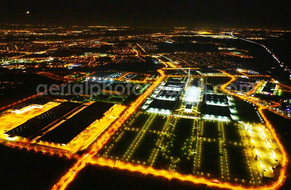 Leipzig at night from the bird perspective: Night lighting Exhibition grounds and exhibition halls of the LMI - Leipziger Messe International GmbH on Messe-Allee in the district Nord in Leipzig in the state Saxony, Germany
