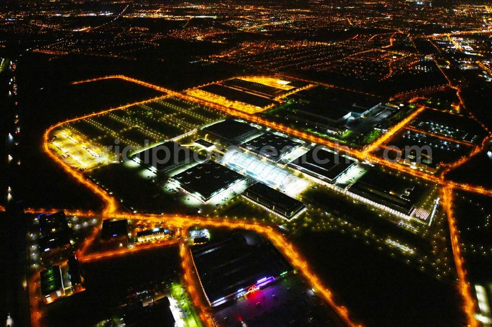 Leipzig at night from the bird perspective: Night lighting Exhibition grounds and exhibition halls of the LMI - Leipziger Messe International GmbH on Messe-Allee in the district Nord in Leipzig in the state Saxony, Germany