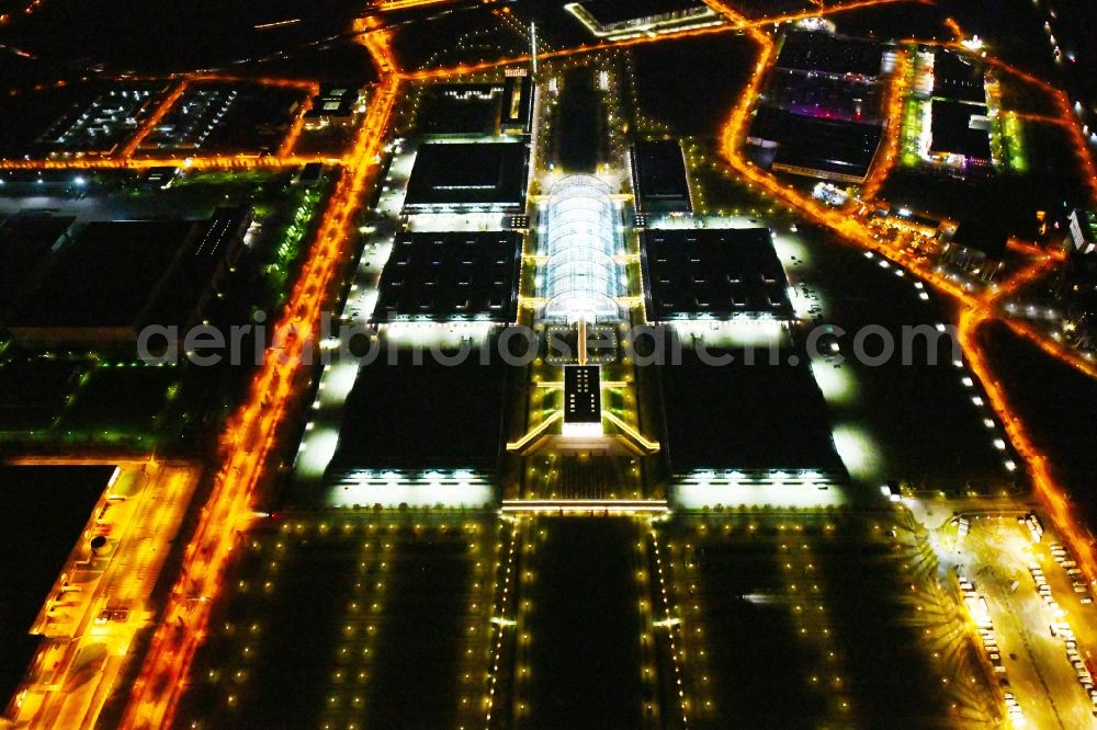 Aerial photograph at night Leipzig - Night lighting Exhibition grounds and exhibition halls of the LMI - Leipziger Messe International GmbH on Messe-Allee in the district Nord in Leipzig in the state Saxony, Germany
