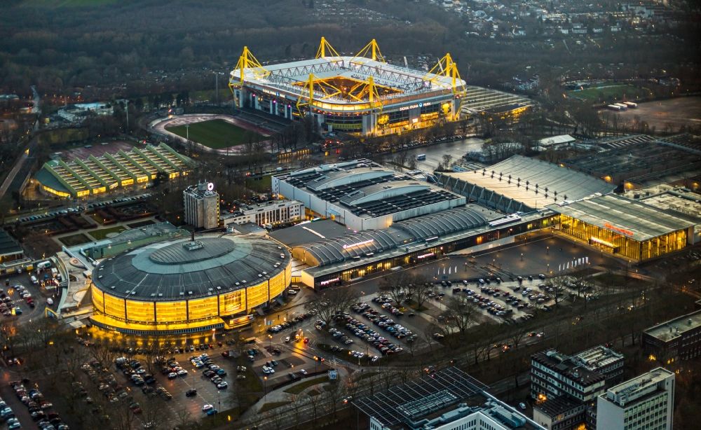 Aerial image at night Dortmund - Night lighting exhibition grounds and exhibition halls of the Westfalen Halls in Dortmund in the state of North Rhine-Westphalia