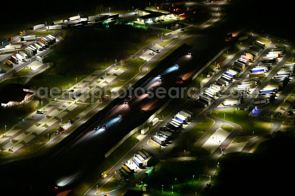 Aerial image at night Krauschwitz - Night lighting routing and traffic lanes during the motorway service station and parking lot of the BAB A 9 - Osterfeld West in Krauschwitz in the state Saxony-Anhalt, Germany