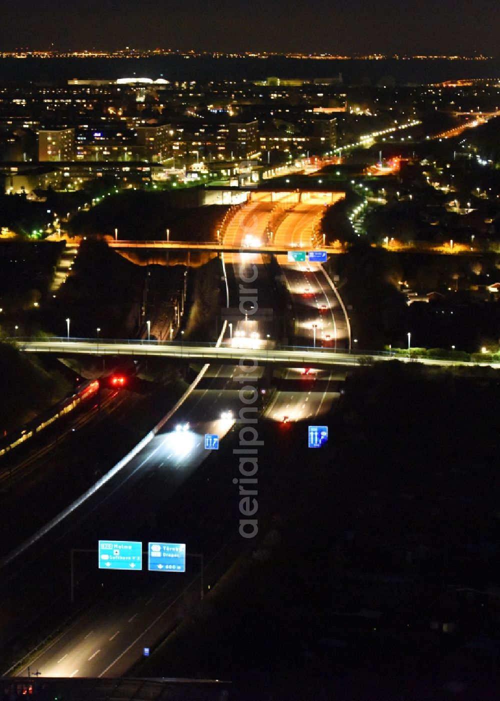 Aerial photograph at night Kastrup - Night lighting Highway route E20 in in Kastrup in Region Hovedstaden, Denmark