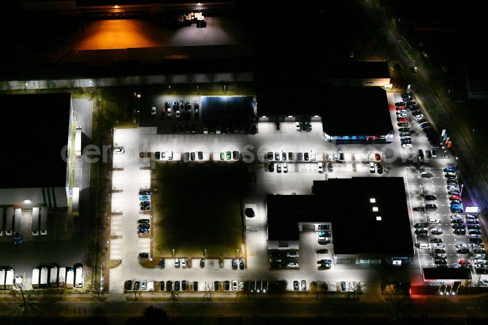 Gotha at night from the bird perspective: Night lighting car dealership building der AHG Gotha - Audi Partner on Cyrusstrasse in Gotha in the state Thuringia, Germany