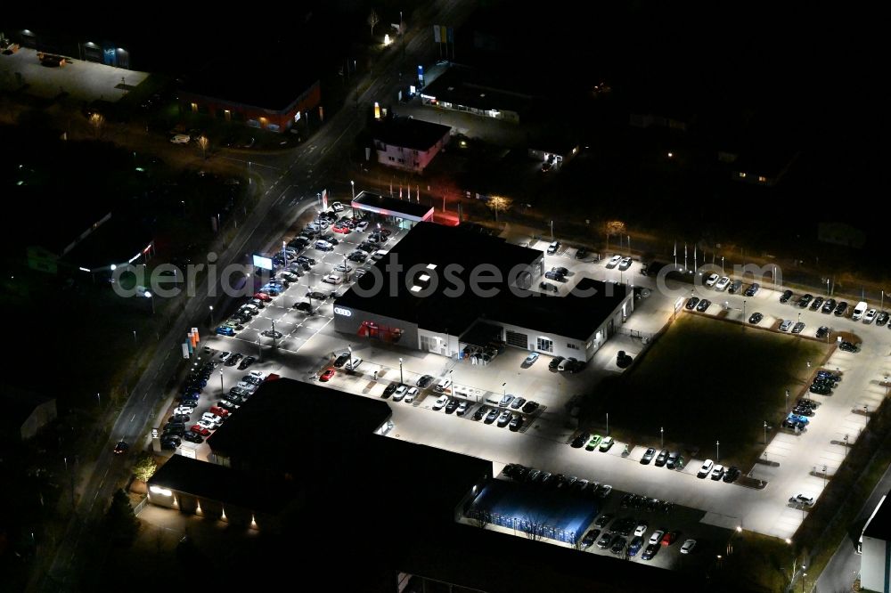 Aerial photograph at night Gotha - Night lighting car dealership building der AHG Gotha - Audi Partner on Cyrusstrasse in Gotha in the state Thuringia, Germany