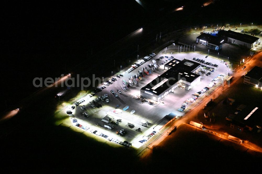 Wesenberg at night from the bird perspective: Night lighting car dealership building on Stubbendorfer Ring in the district Stubbendorf in Wesenberg in the state Schleswig-Holstein, Germany