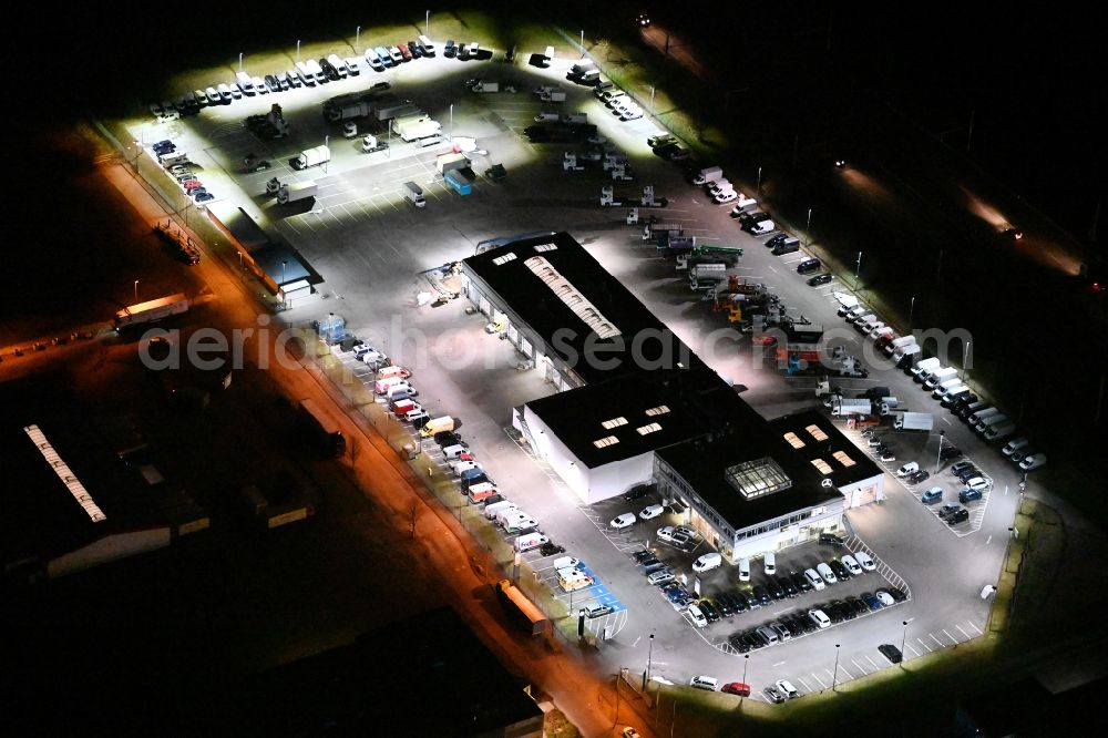 Wesenberg at night from the bird perspective: Night lighting car dealership building on Stubbendorfer Ring in the district Stubbendorf in Wesenberg in the state Schleswig-Holstein, Germany
