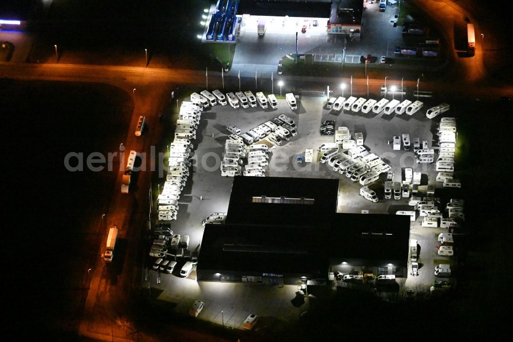 Wesenberg at night from the bird perspective: Night lighting car dealership building for RVs Caravan & Reisemobil Center Reinfeld GmbH & Co. KG on Stubbendorfer Ring in the district Stubbendorf in Wesenberg in the state Schleswig-Holstein, Germany